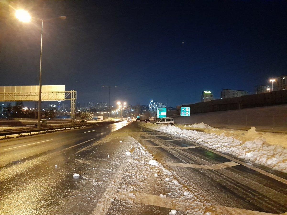 İstanbul'da kar yüzünden terk edilen araçlar alınmayı bekliyor