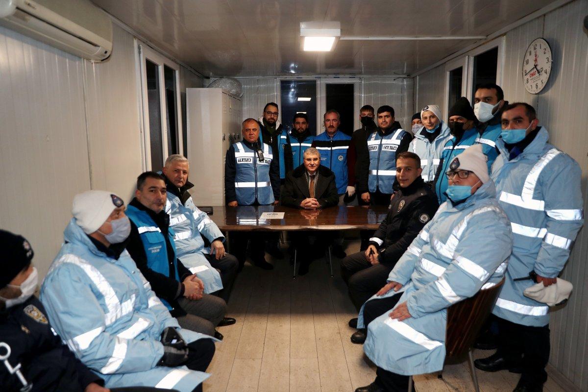 Sakarya’da soğuk havada yolda kalanlara çorba ikram edildi