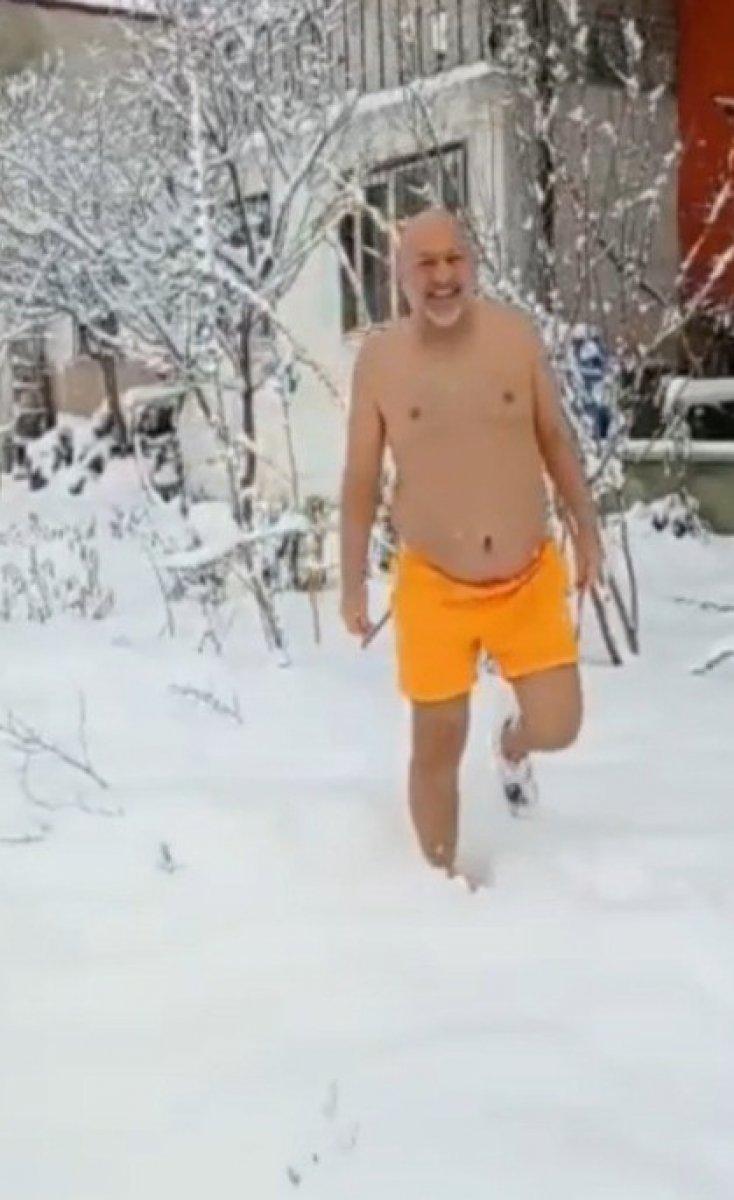 Denizli'de bir şahıs karda yüzdü