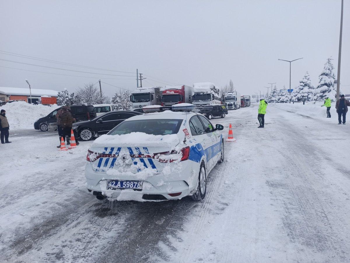 Konya-Antalya yolunda araçlar zor anlar yaşıyor