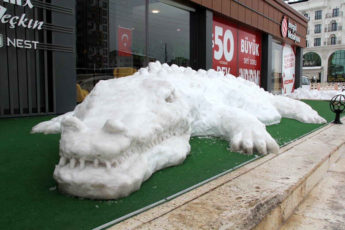 Sivas’ta kardan timsah yaptılar