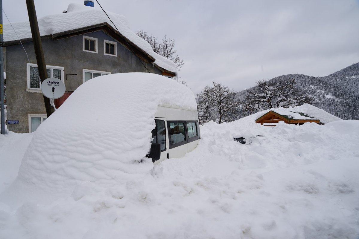 Küre’de karın boyu 2 metreyi geçti