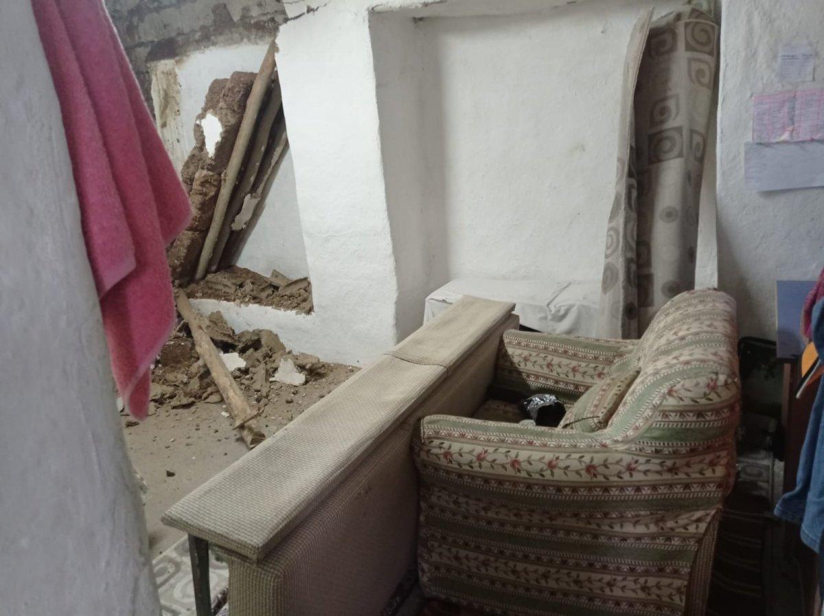 Adıyaman'da etkili olan kar evin duvarını yıktı