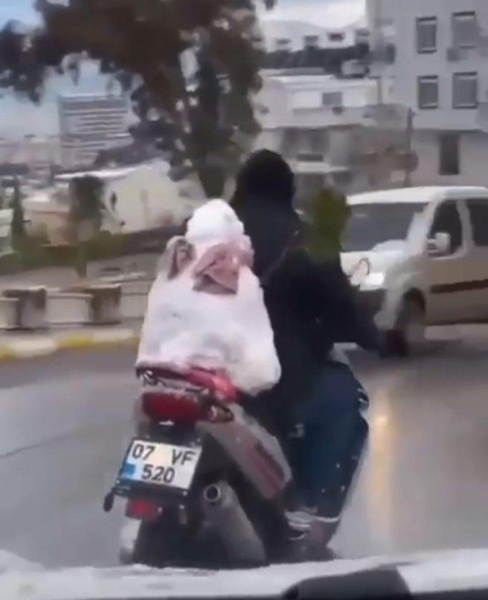 Kardan adamı ile şehir turu atan Antalyalı