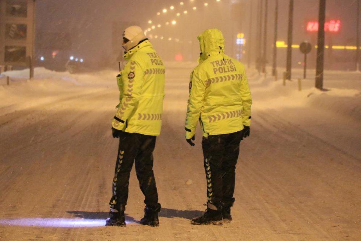 Aksaray-Adana ve Nevşehir karayolları tırlara ulaşıma kapatıldı