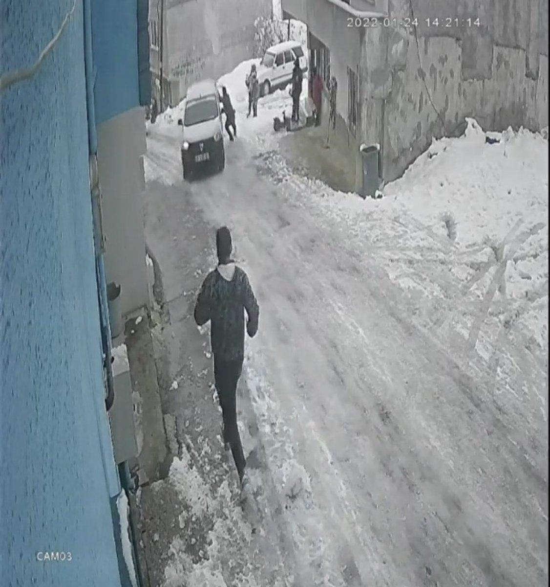 Bursa'da kayan araç, bina boşluğuna düştü