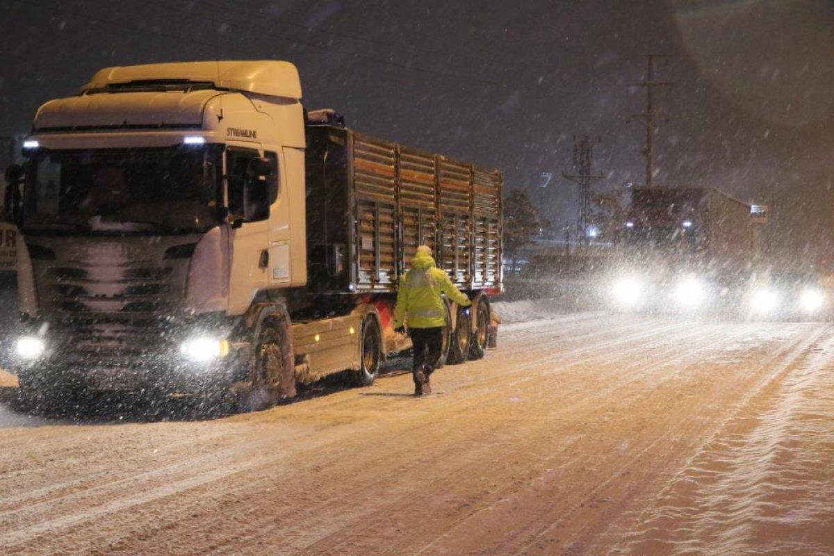 Aksaray-Adana ve Nevşehir karayolları tırlara ulaşıma kapatıldı