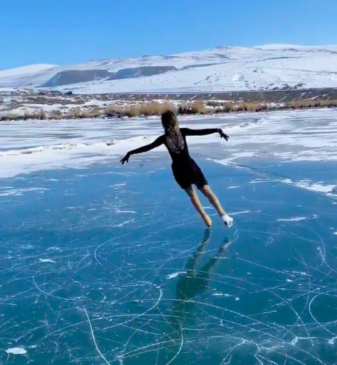 Milli sporcu İklim Şentunalı, Çıldır Gölü üstünde buz pateni yaptı