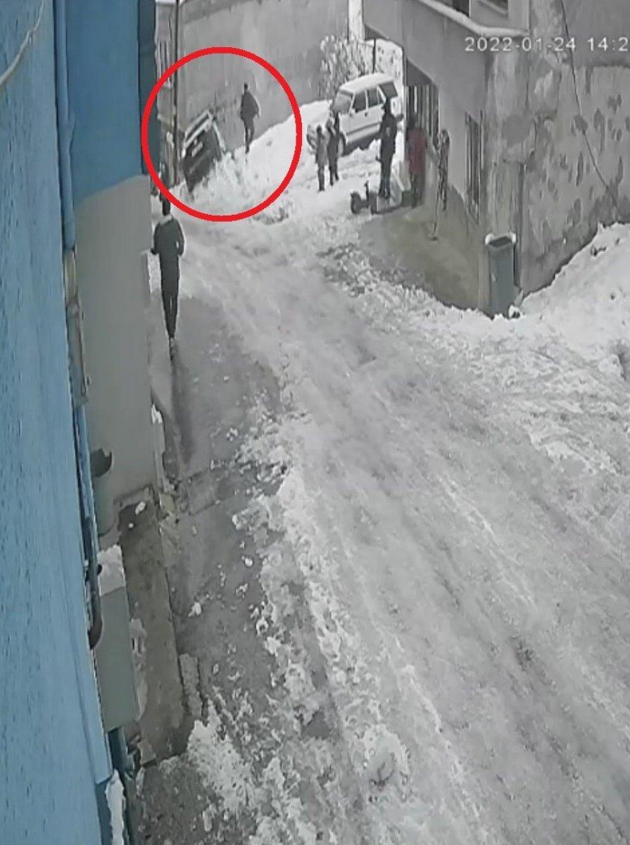 Bursa'da kayan araç, bina boşluğuna düştü