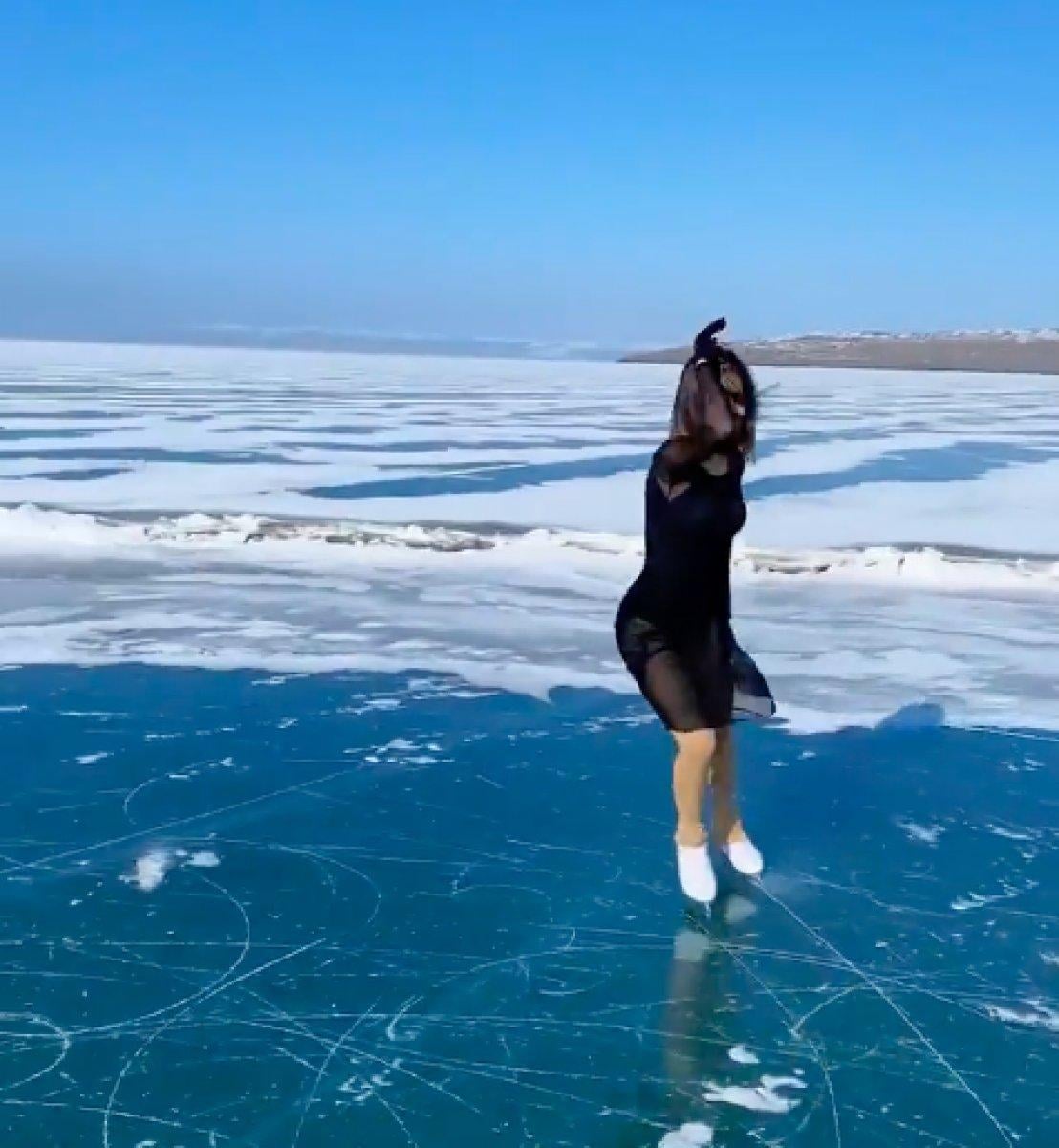 Milli sporcu İklim Şentunalı, Çıldır Gölü üstünde buz pateni yaptı