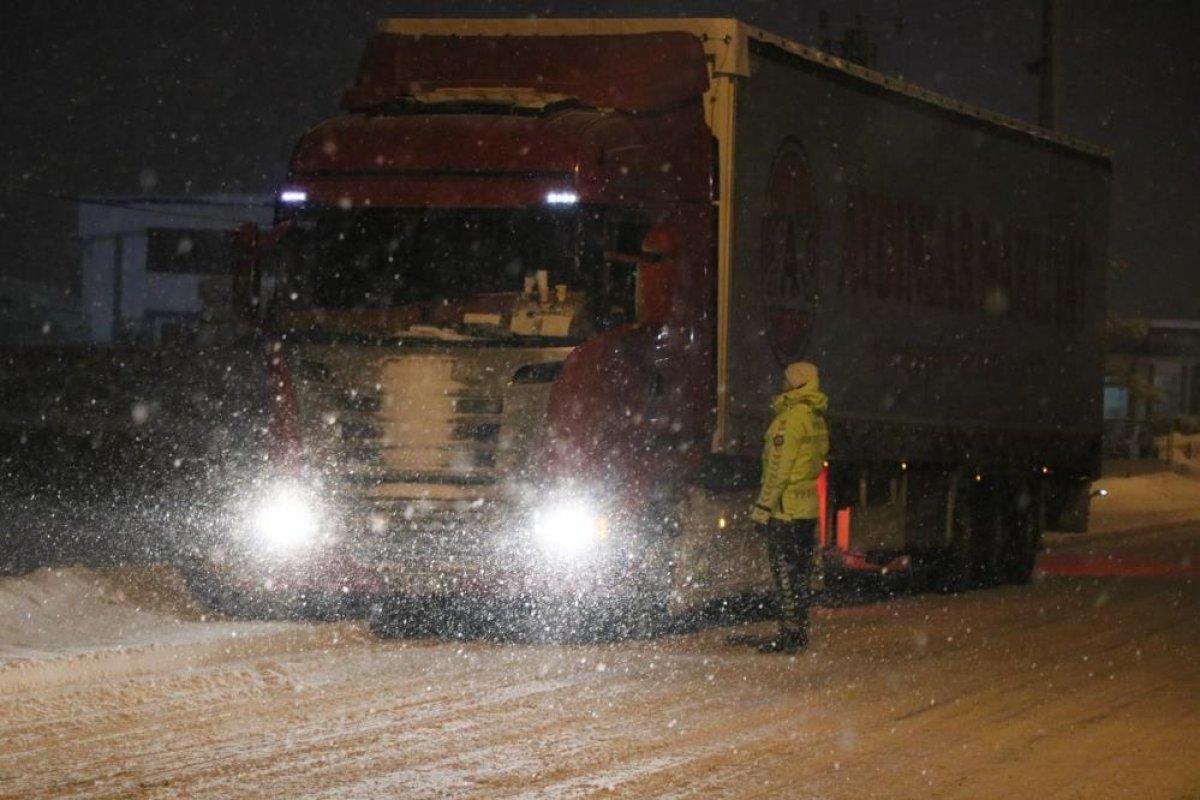 Aksaray-Adana ve Nevşehir karayolları tırlara ulaşıma kapatıldı