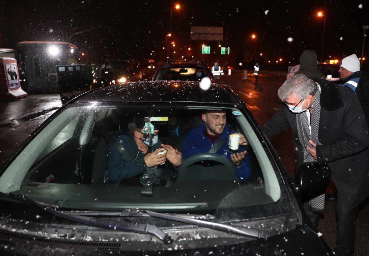 Sakarya’da soğuk havada yolda kalanlara çorba ikram edildi