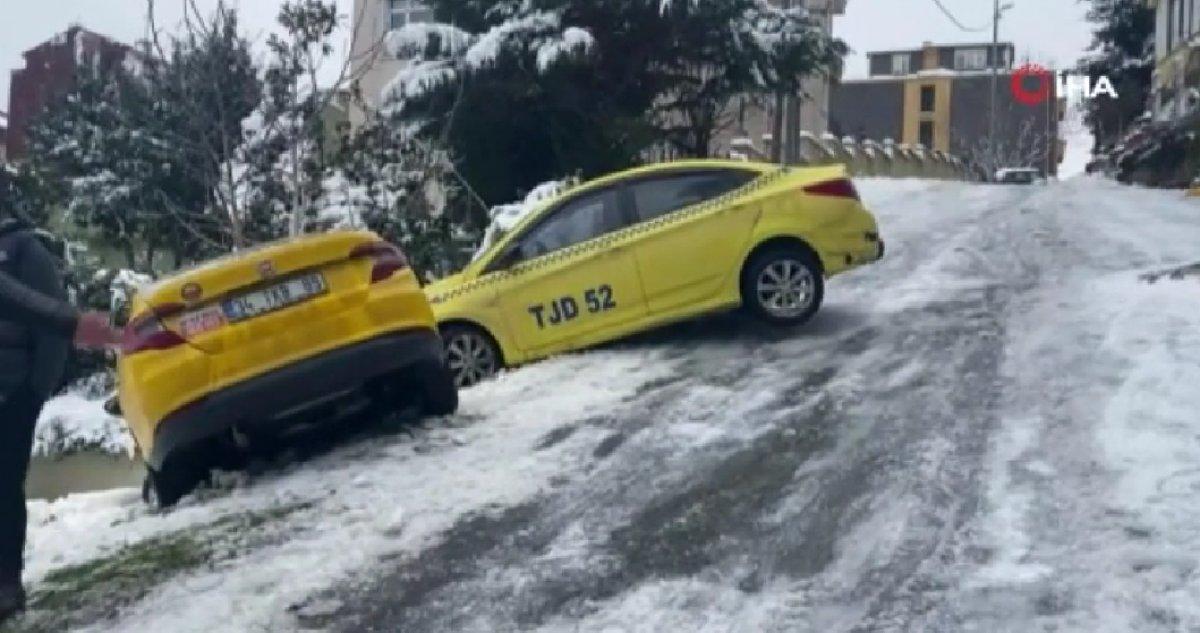 Sarıyer’de buzlanan yolda kaza yapan iki taksi