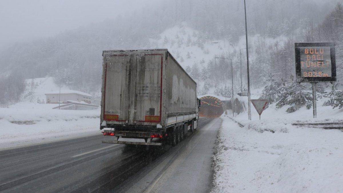 İstanbul-Ankara Otoyolu Bolu Dağı Geçidi ulaşıma kapatıldı