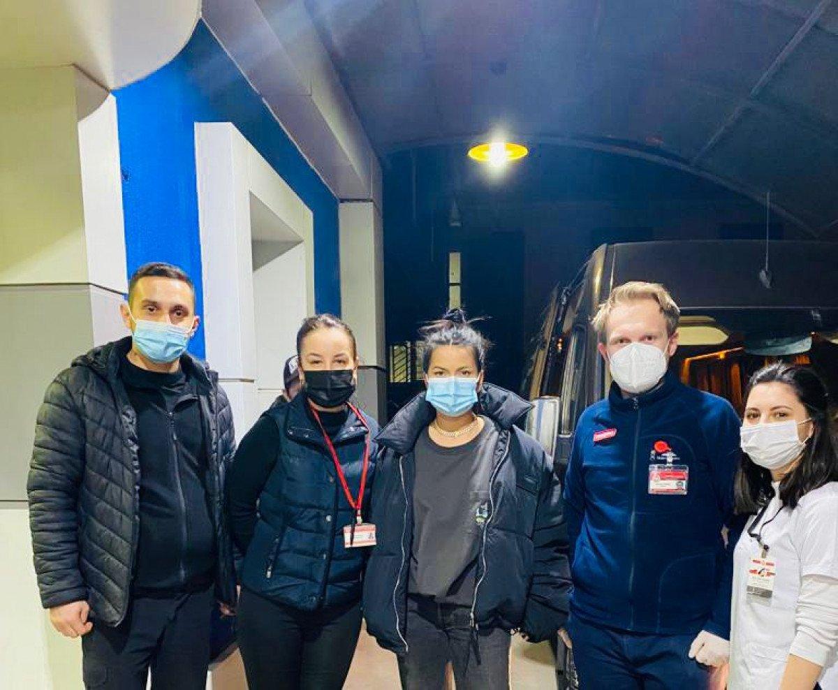 Inna, kara yoluyla ülkesine döndü