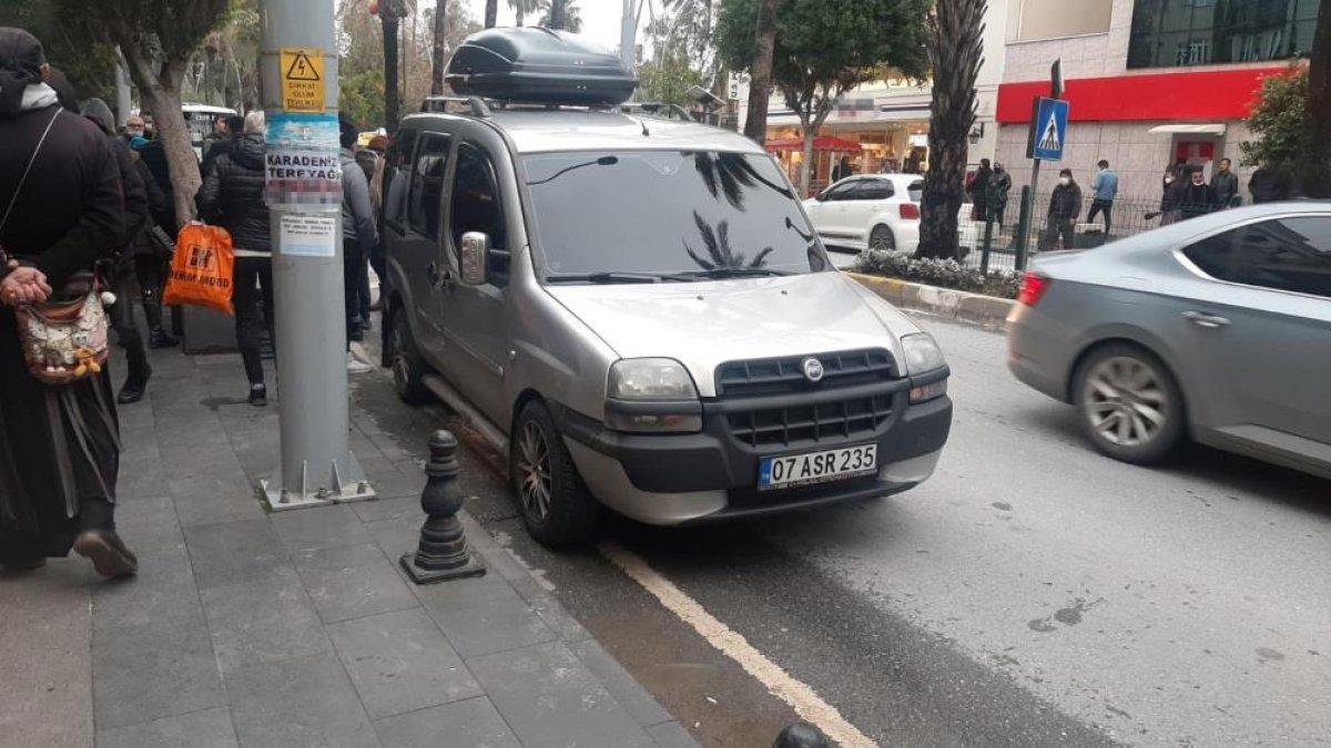 Antalya'da küçük kıza yaya geçidinde otomobil çarptı