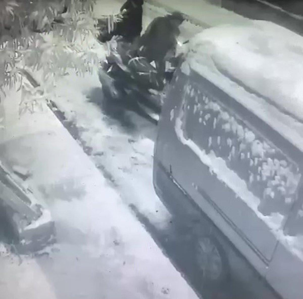İstanbul'da önce motorun üzerindeki karı temizlediler sonra çalıp kaçtılar