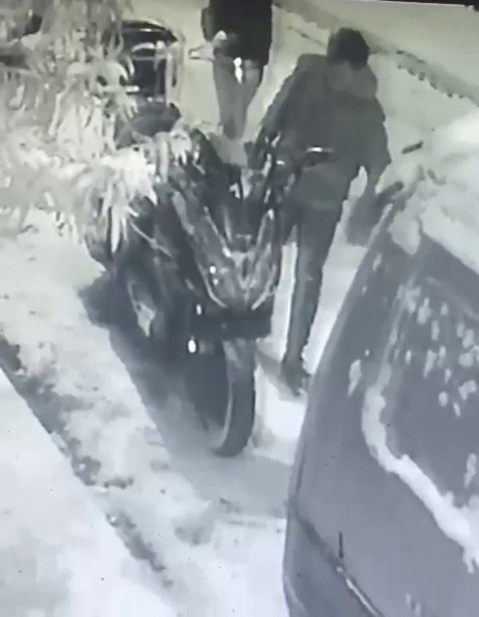 İstanbul'da önce motorun üzerindeki karı temizlediler sonra çalıp kaçtılar