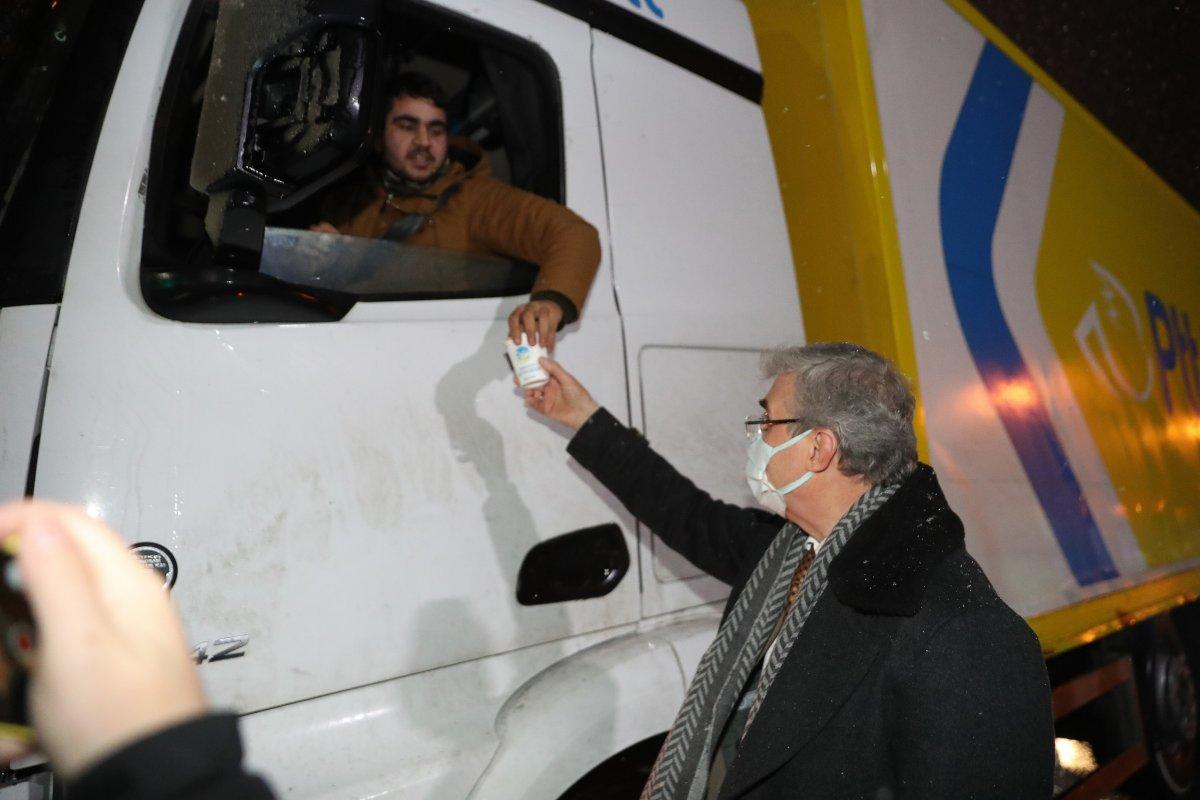 Sakarya’da soğuk havada yolda kalanlara çorba ikram edildi