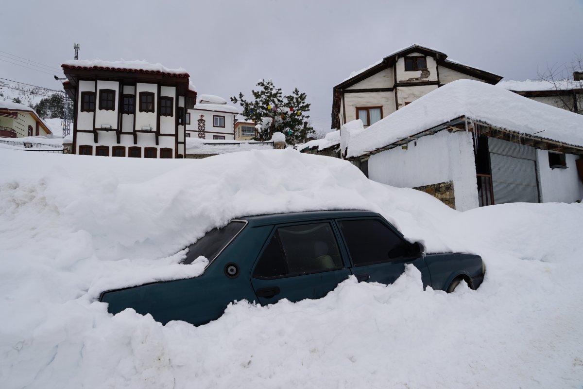 Küre’de karın boyu 2 metreyi geçti