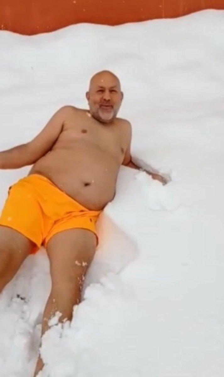 Denizli'de bir şahıs karda yüzdü