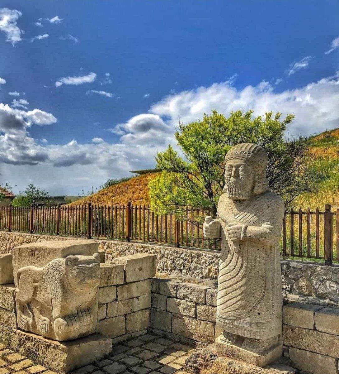 Malatya'da kardan Kral Tarhunza heykeli