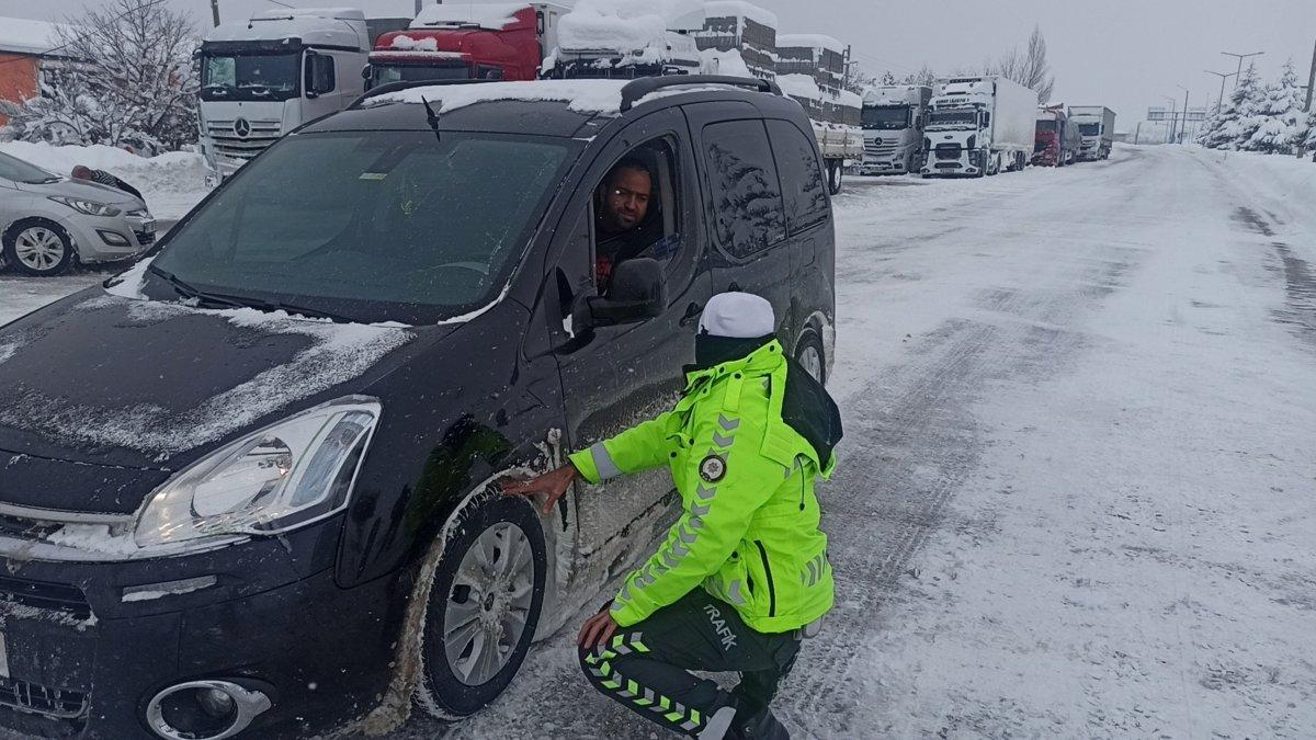 Konya-Antalya yolunda araçlar zor anlar yaşıyor