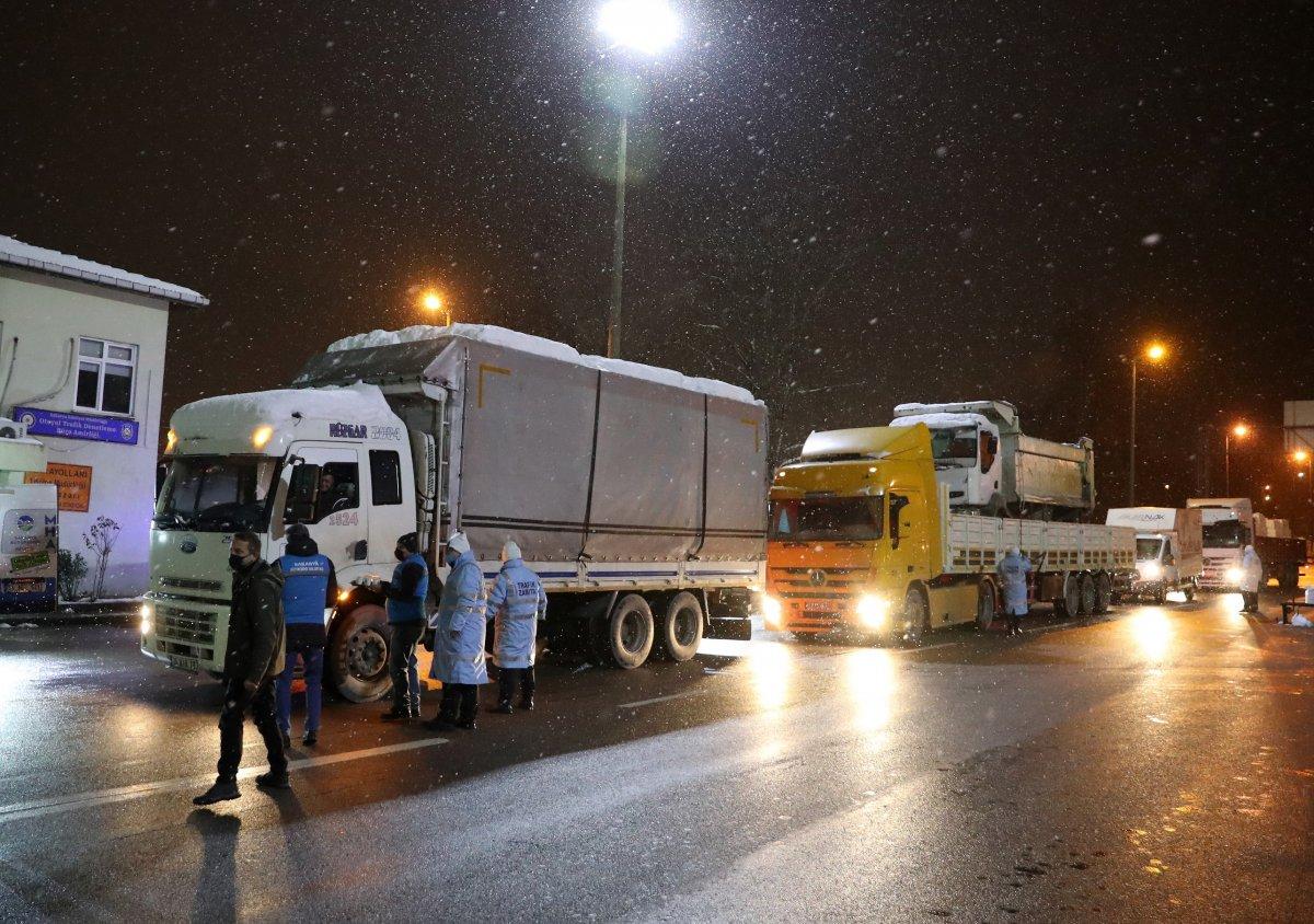 Sakarya’da soğuk havada yolda kalanlara çorba ikram edildi
