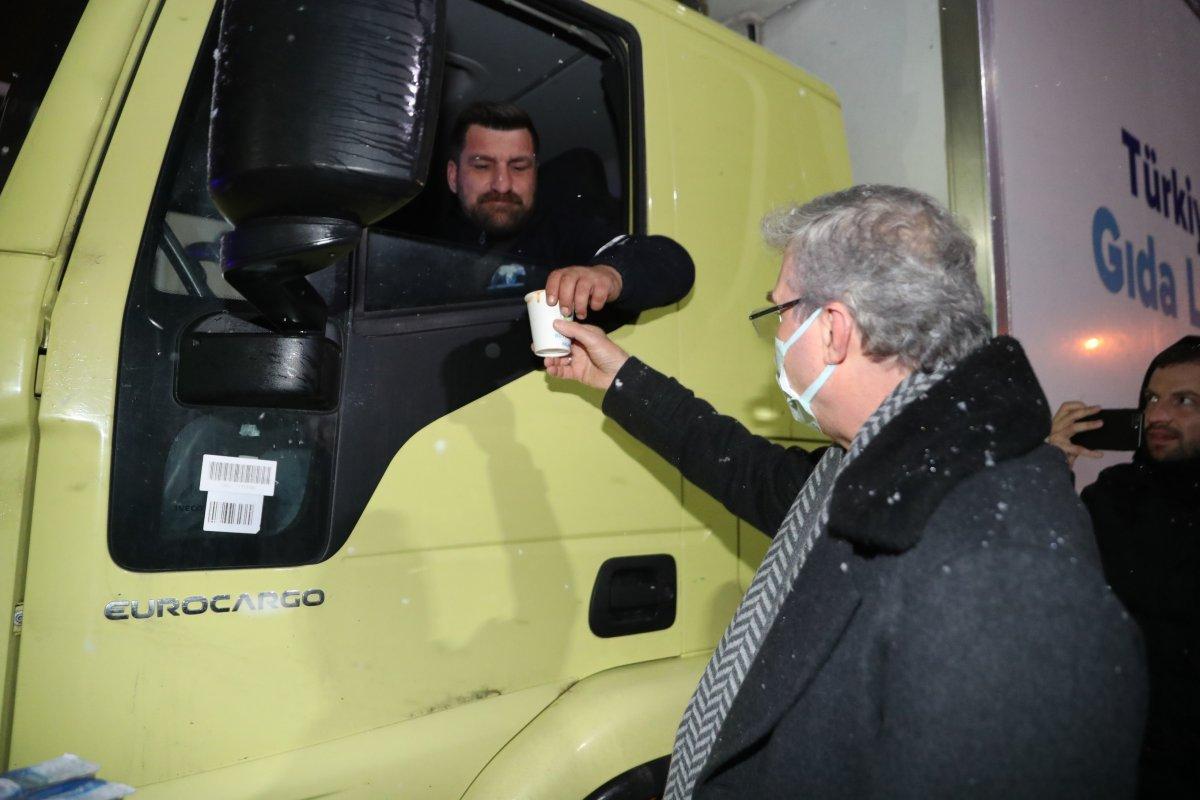 Sakarya’da soğuk havada yolda kalanlara çorba ikram edildi