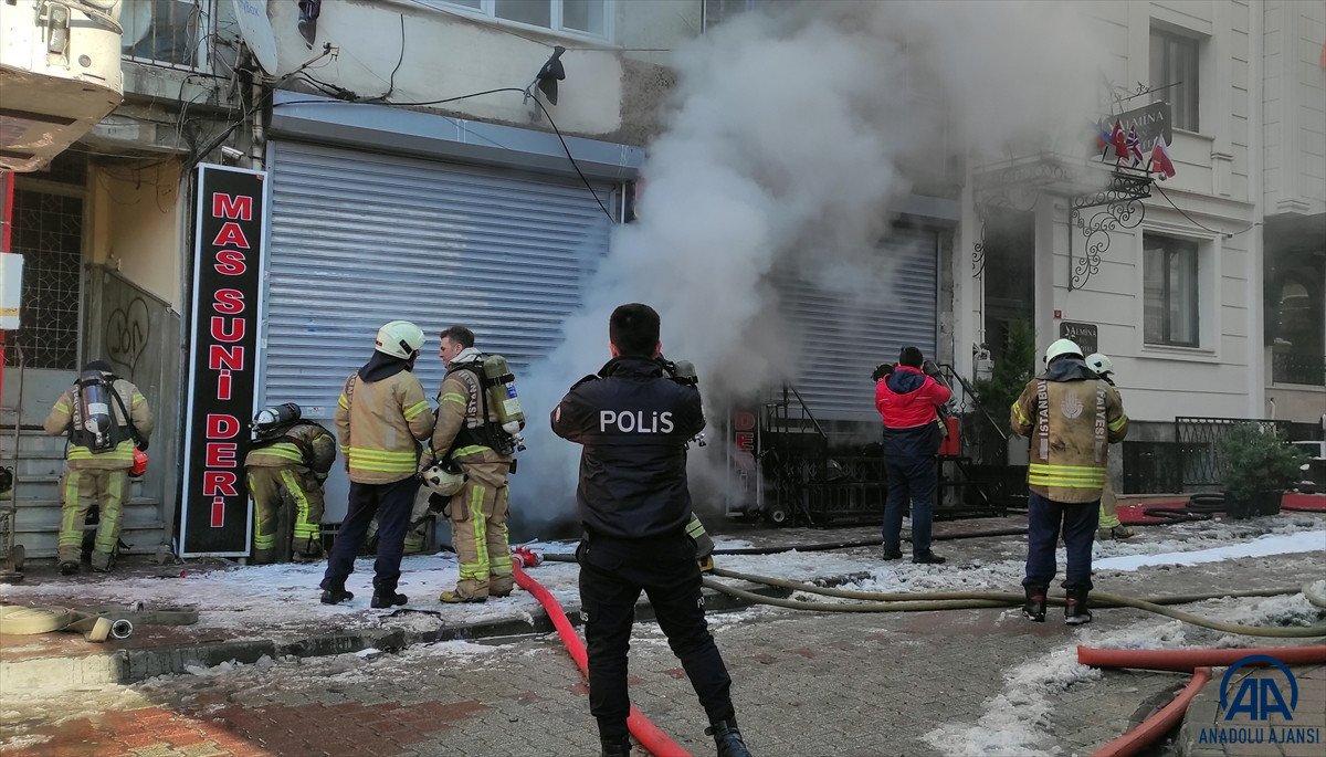 Fatih’te, çanta imalathanesinde çıkan yangın söndürüldü