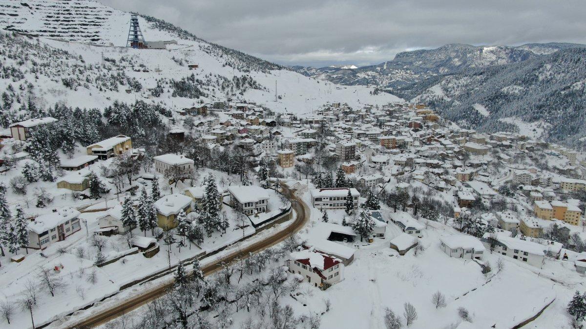 Küre’de karın boyu 2 metreyi geçti