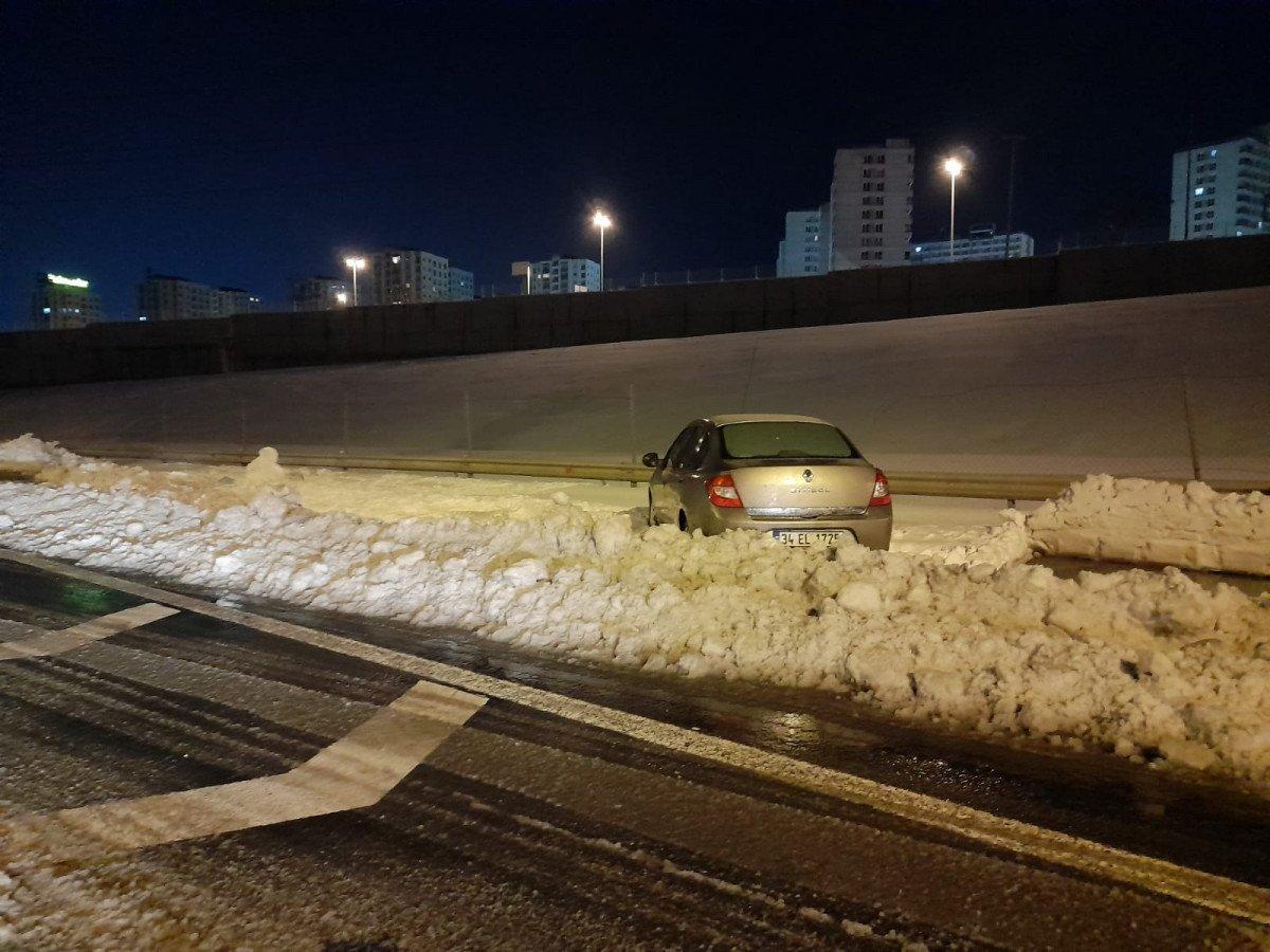İstanbul'da kar yüzünden terk edilen araçlar alınmayı bekliyor