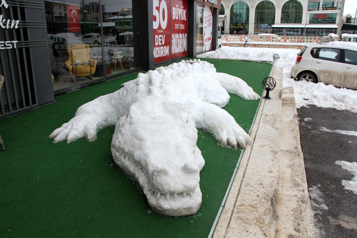 Sivas’ta kardan timsah yaptılar