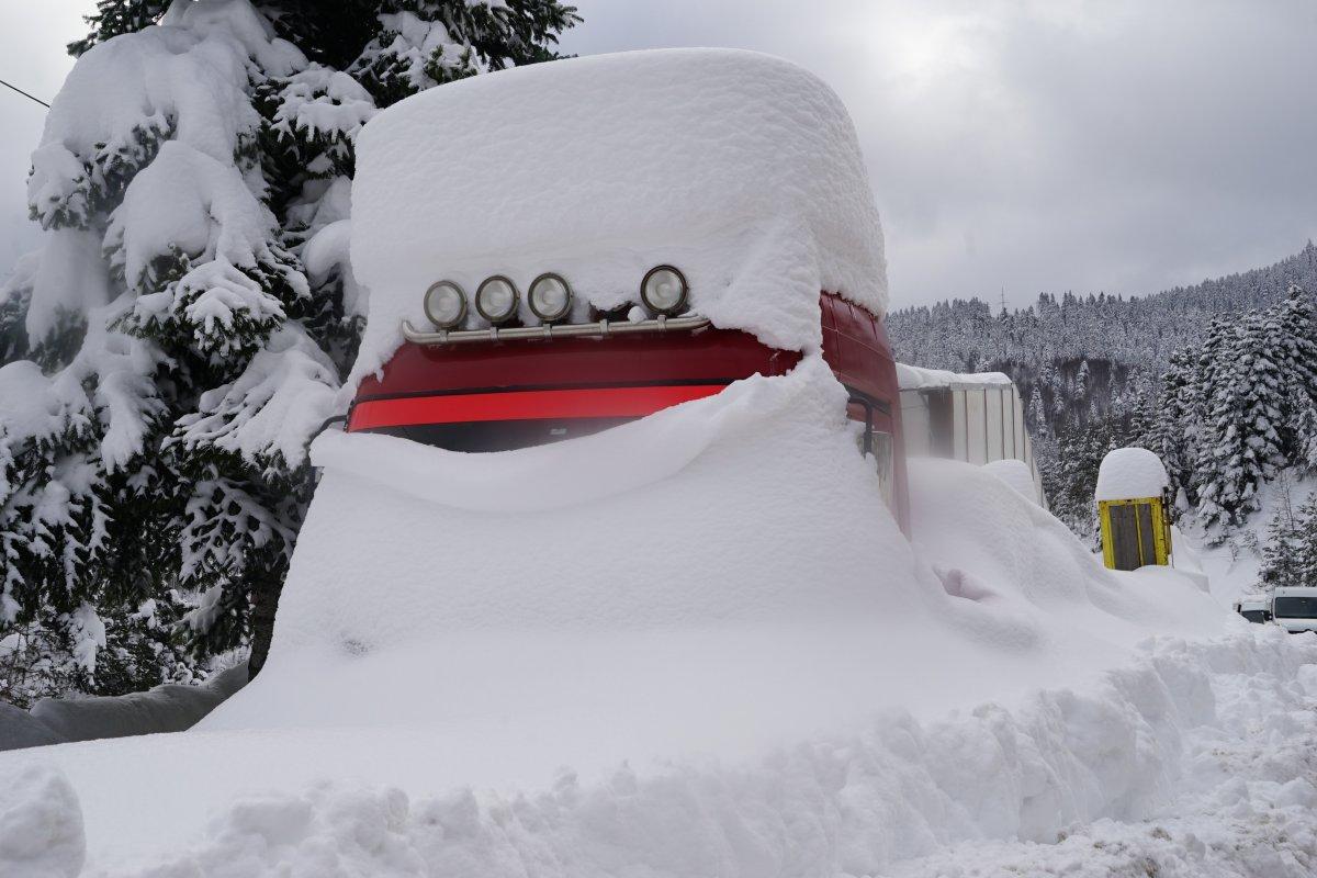 Küre’de karın boyu 2 metreyi geçti