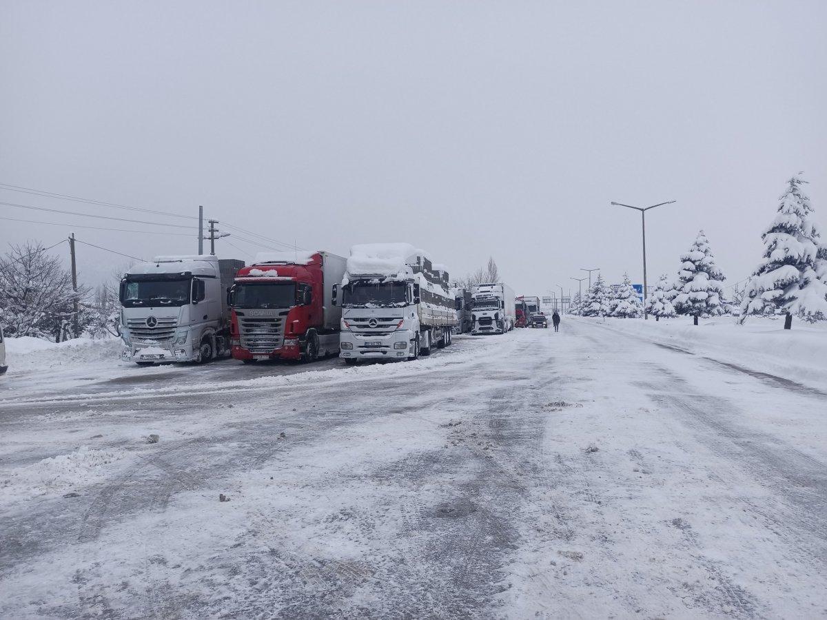 Konya-Antalya yolunda araçlar zor anlar yaşıyor