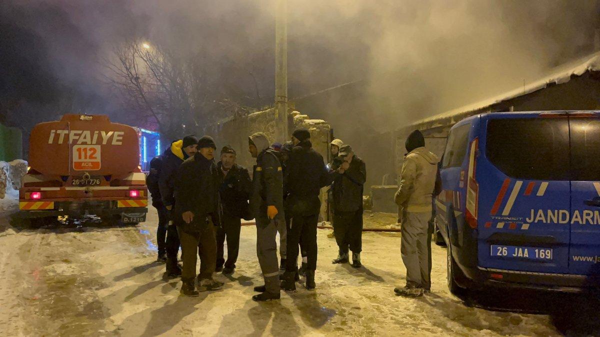 Eskişehir'de saatlerce süren yangın 80'e yakın hayvanı telef etti