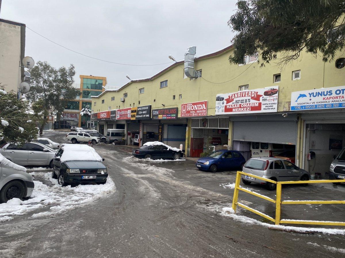 İstanbul’a yağan kar oto sanayilerde yoğunluk oluşturdu