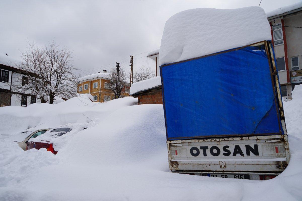 Küre’de karın boyu 2 metreyi geçti