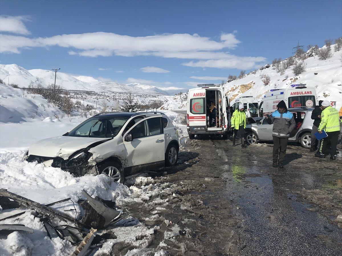Malatya'da iki otomobil çarpıştı: 9 yaralı