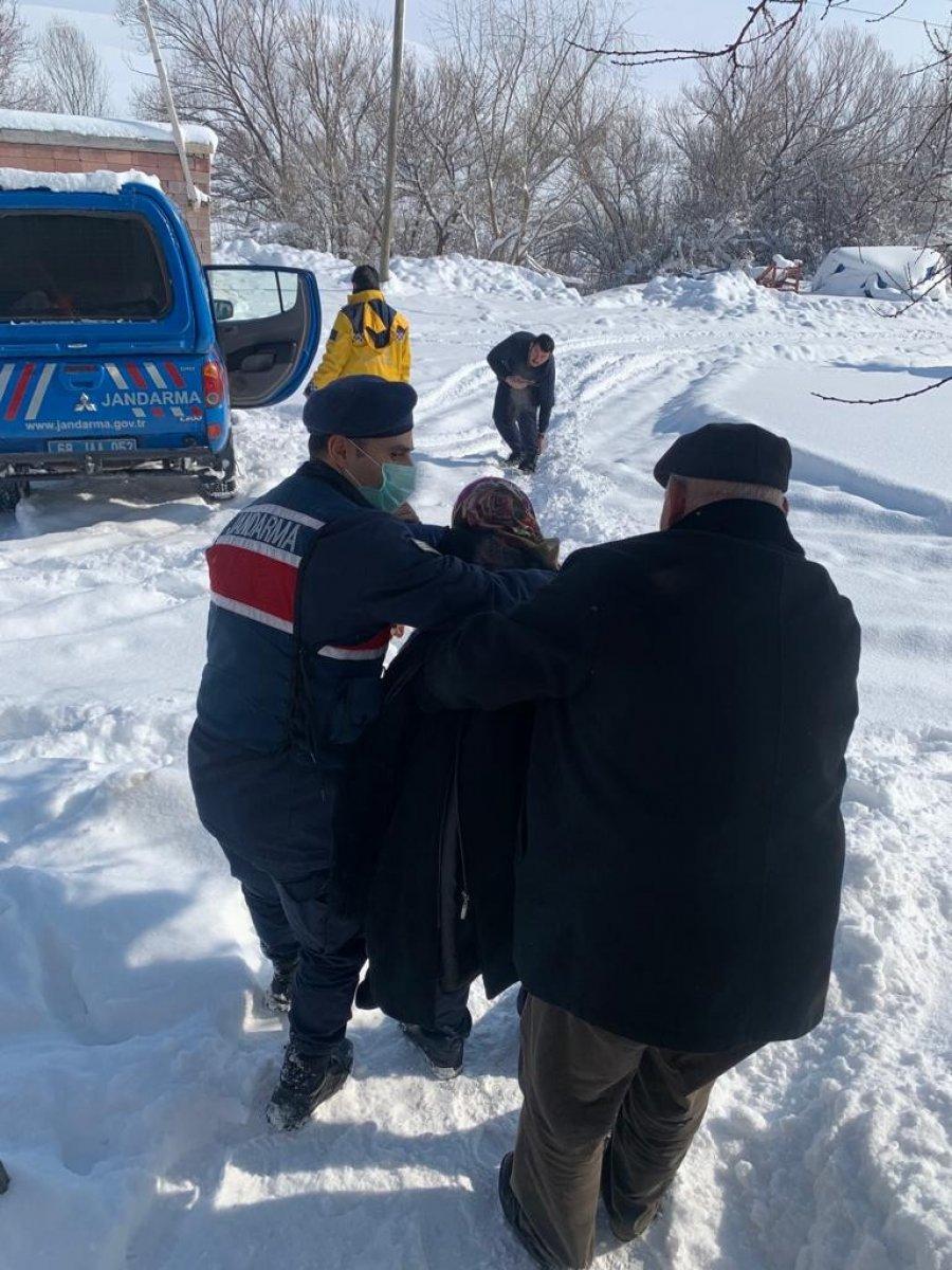 Aksaray’da vatandaşların yardımına jandarma koştu