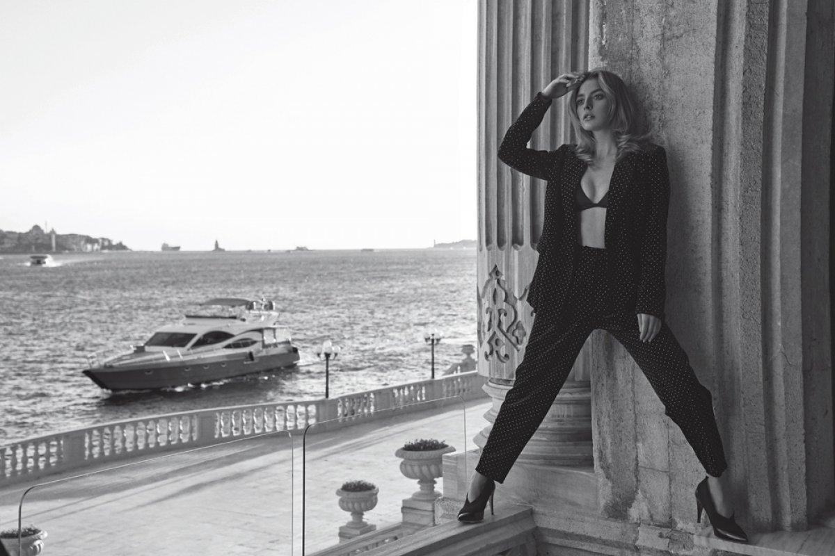 Melis Sezen, sütyeniyle poz verdi