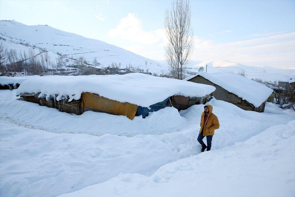 Muş'ta kara gömülen evlerde hayat