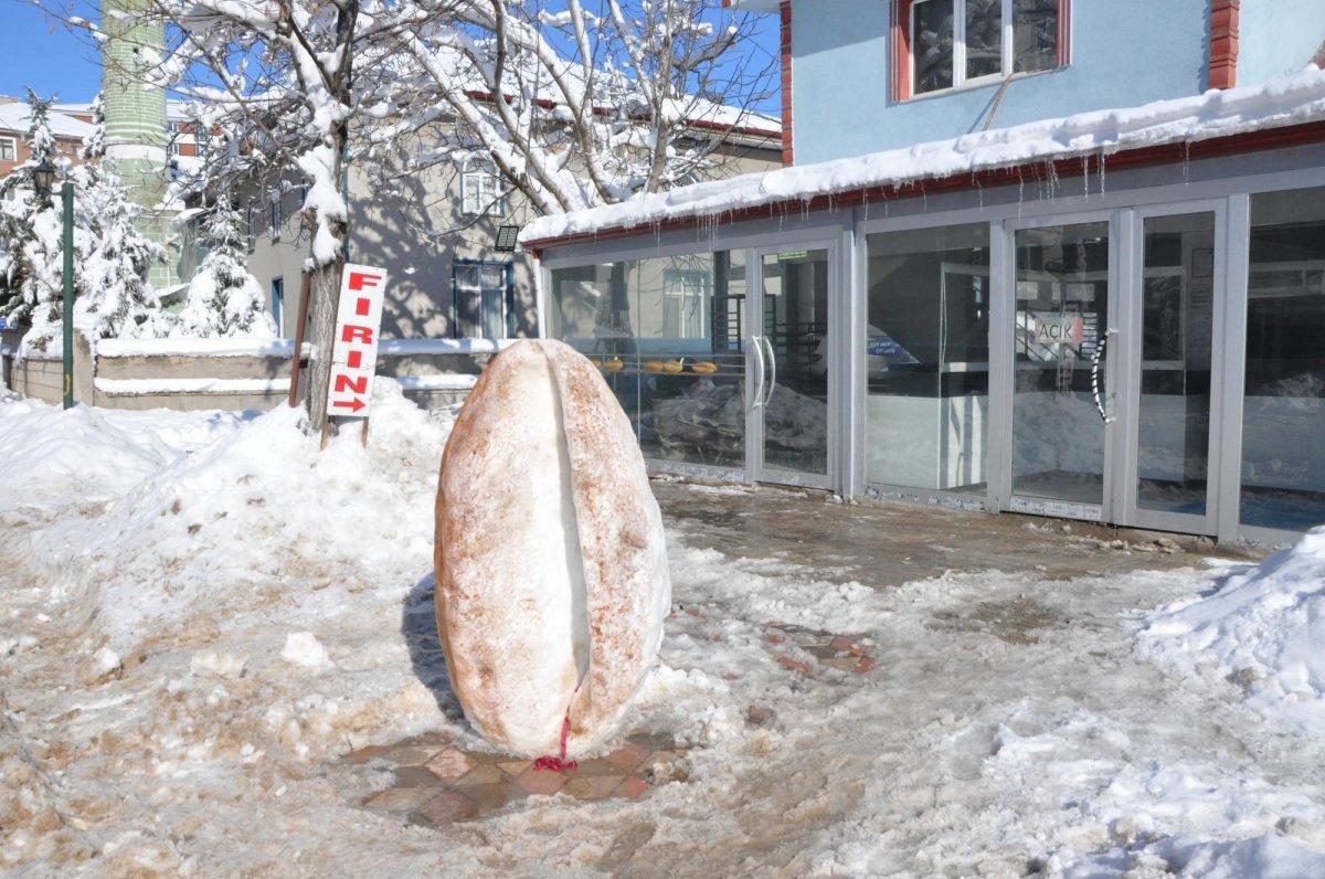 Yozgat'ta 30 yıllık fırıncı, kardan ekmek yaptı