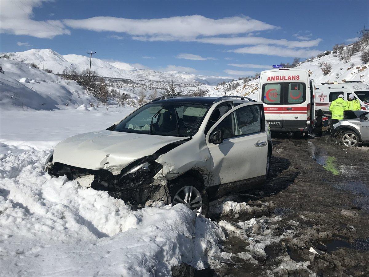 Malatya'da iki otomobil çarpıştı: 9 yaralı