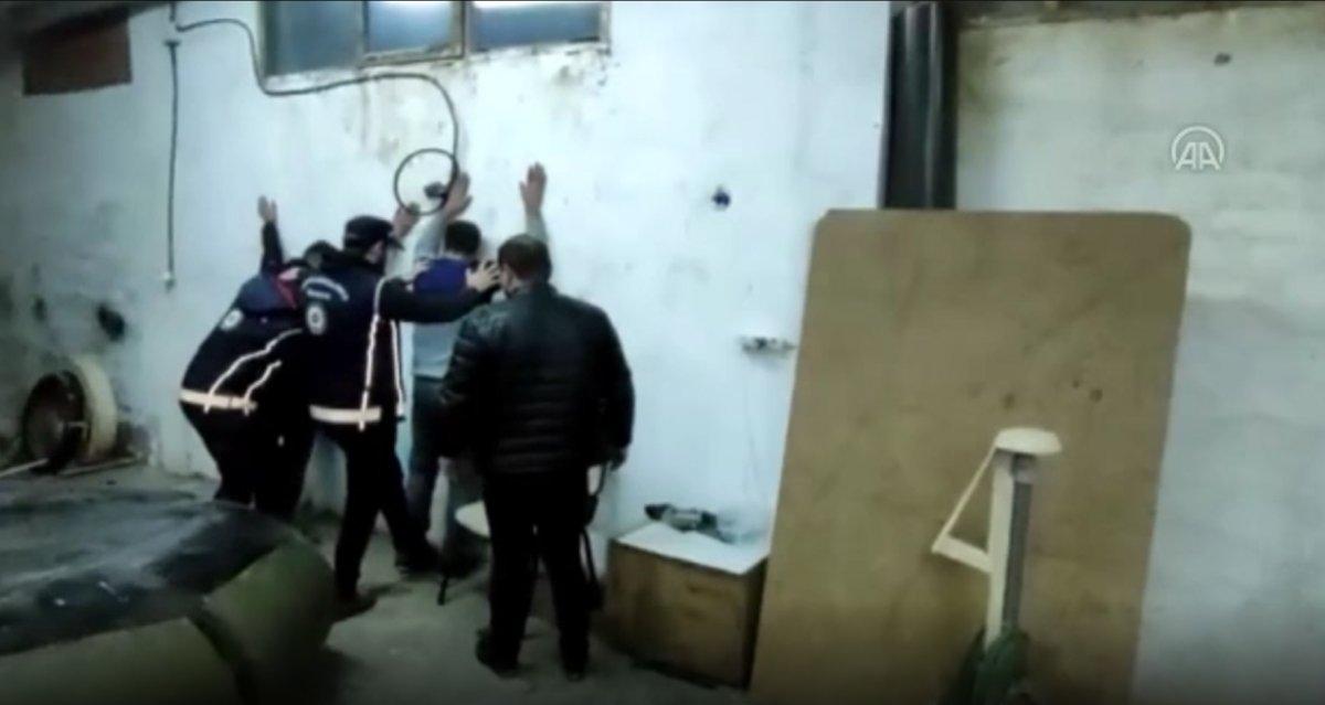 İzmir'de, göçmen kaçakçısı yara izinden yakalandı