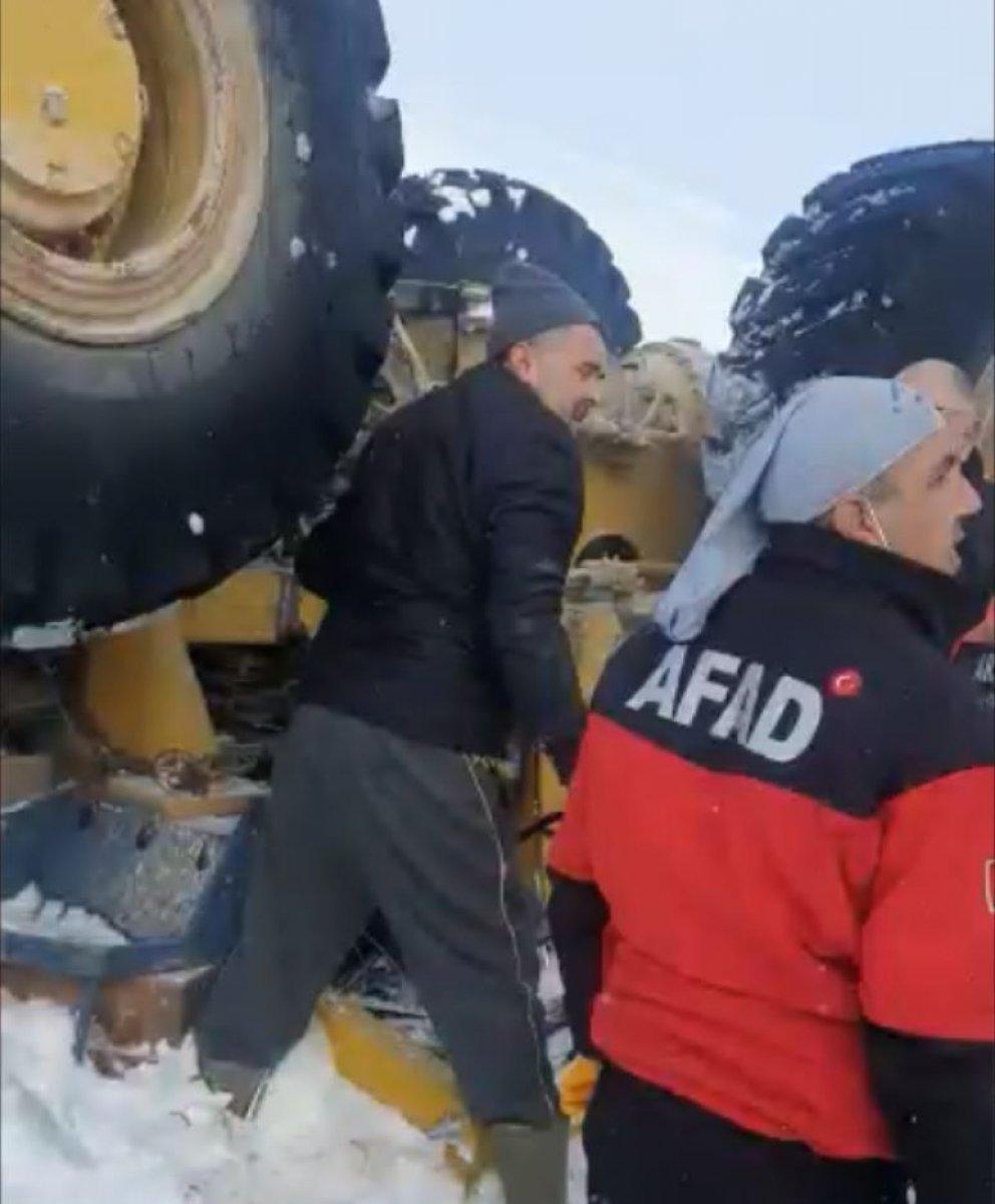 Aksaray’da, operatör iş makinesinin altında kaldı