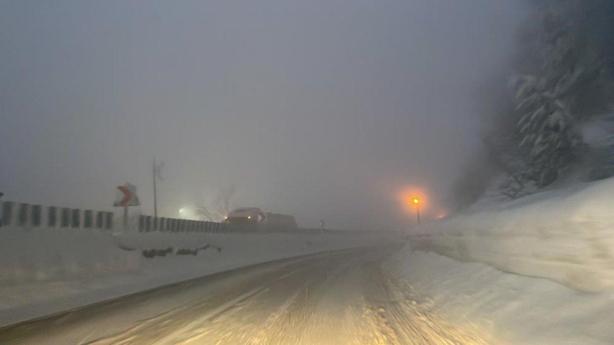 Bolu Dağı’nda yoğun kar ve sis etkisini sürdürüyor