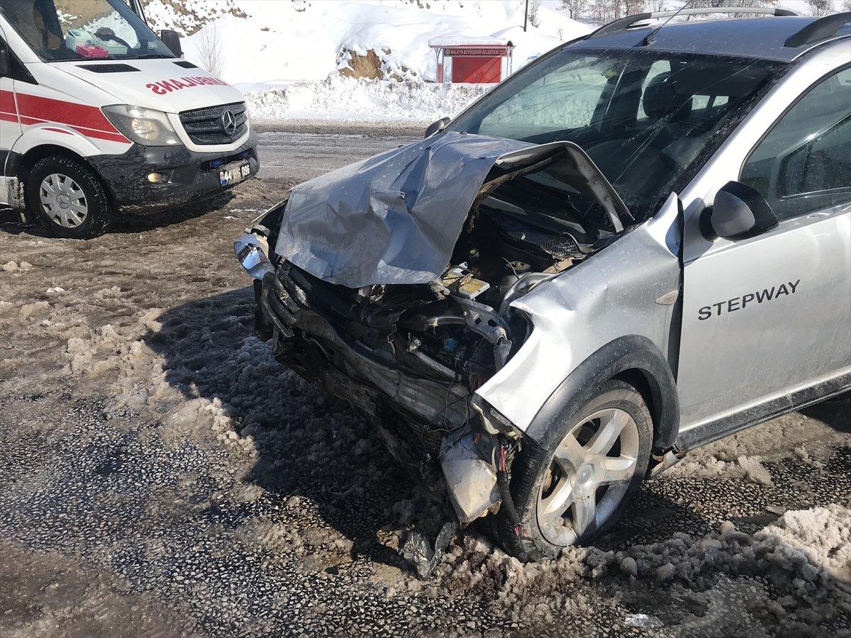 Malatya'da iki otomobil çarpıştı: 9 yaralı