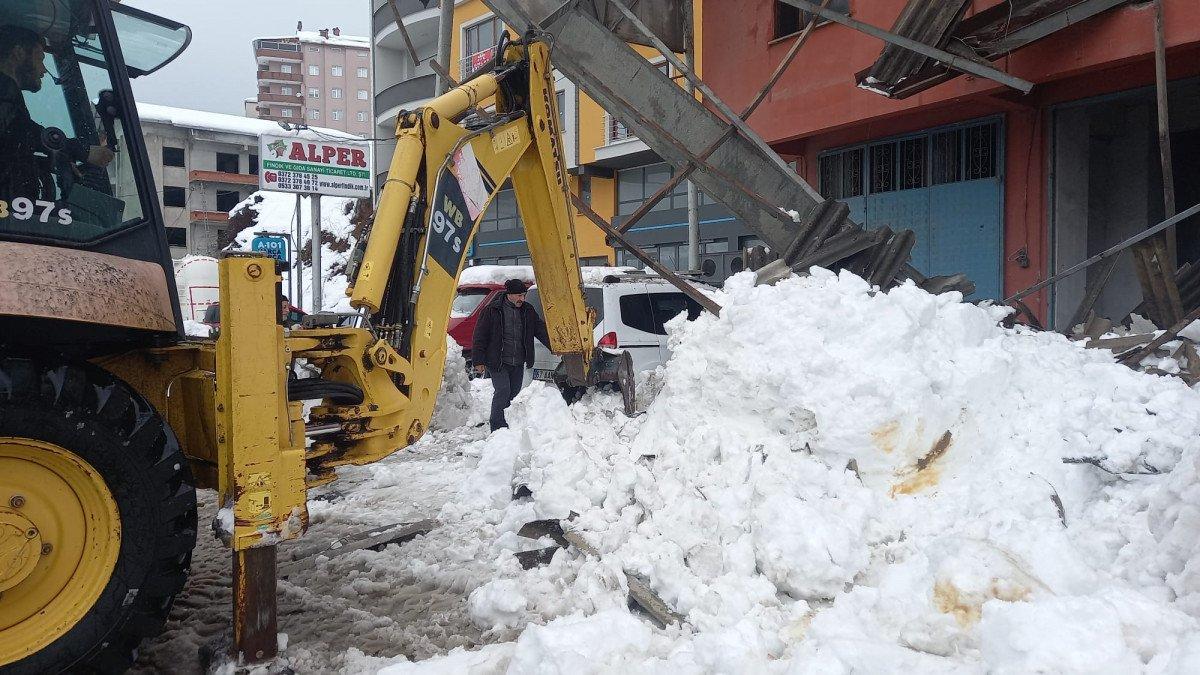 Zonguldak’ta sundurmalar, araçların üzerine düştü