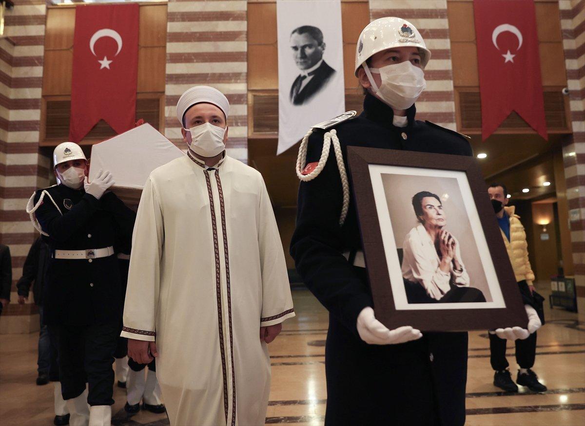 Usta oyuncu Fatma Girik'e veda